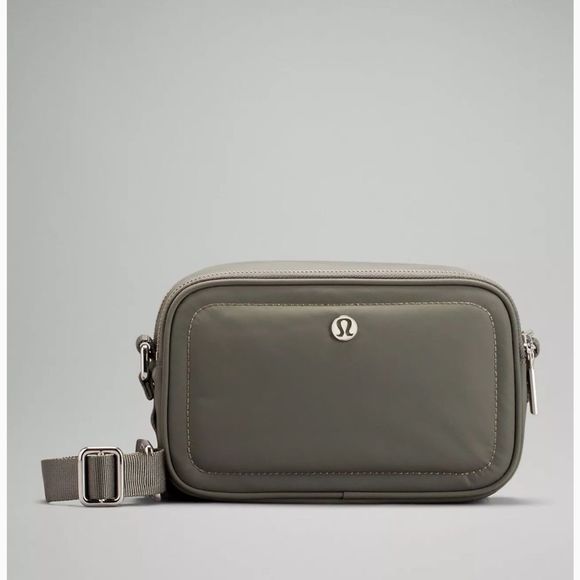 lululemon athletica Handbags - 🍋LULULEMON ATHLETICA | Crossbody Camera Bag in Grey Sage